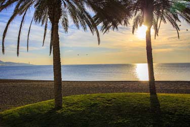 Playa de Málaga con la puesta de sol