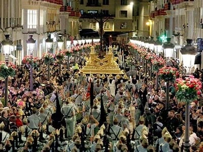 Trono Cristo de la Buena Muerte a su paso por calle Larios Jueves Santo Málaga-