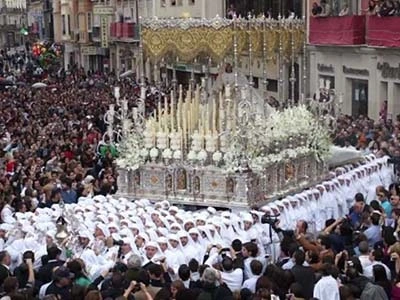 Trono Virgen del Rocío de Málaga a su paso por la tribuna de los pobres. Martes Santo